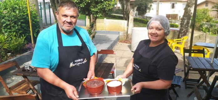 Marquinho e sua esposa Mari com a famosa feijoada de todos os sábados: tradição e qualidade