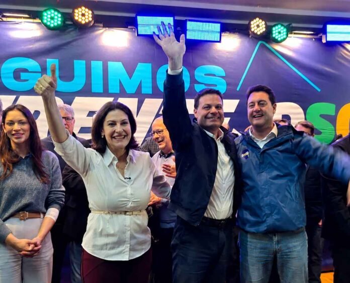 Cristina Graeml, candidata ao Senado ao lado de Sandro Alex e Ratinho Junior em evento no interior do Estado (Foto: Redes Sociais/CG)